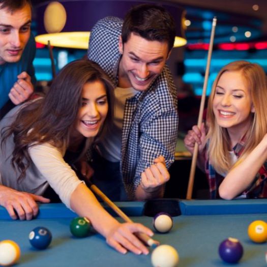 Groupe de de personne qui jouent au billard chez Doolys